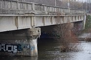 Most spojující břeclavskou místní část Poštorná s centrem města je v havarijním stavu. Na opravu čeká roky. Poslední termín avizovali státní silničáři na letošní rok.