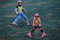 V Němčičkách si užívají poslední letošní lyžování šitbořičtí školáci.