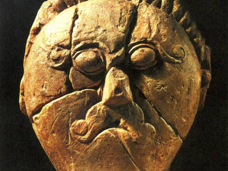 Kamenná hlava keltského hrdiny z kultovního areálu z Mšeckých Žehrovic (podle Podborský 2006: Náboženství pravěkých Evropanů).