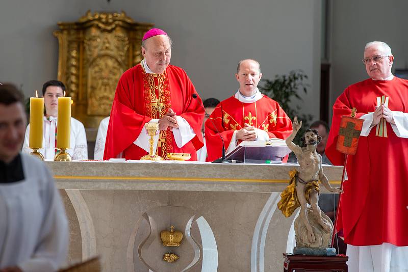 Věřící v Břeclavi vzpoměli svého dlouholetého duchovního správce Josefa Ondráčka. Po slavnostní mši požehnal biskup Pavel Posád pomník před kostelem.