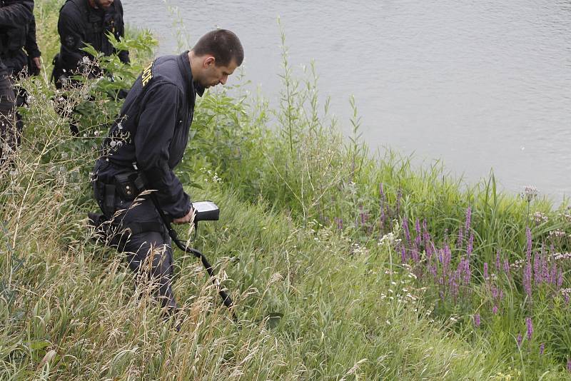 Policisté a potápěči pátrají na pobřeží i uvnitř řeky Dyje po předmětu, který souvisí s vraždou dvou lidí v Šilingrově ulici v Břeclavi.