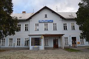 Budova nádraží v Mikulově je více než sto padesát let stará.
