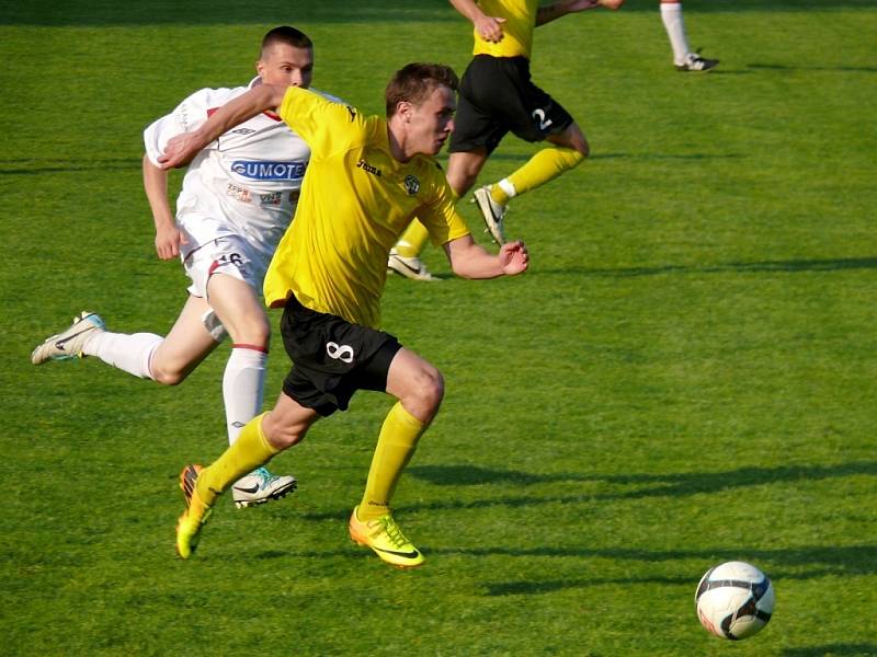 Břeclavští fotbalisté (v bílém) poprvé na jaře zvítězili. Porazili Hlučín 2:1.