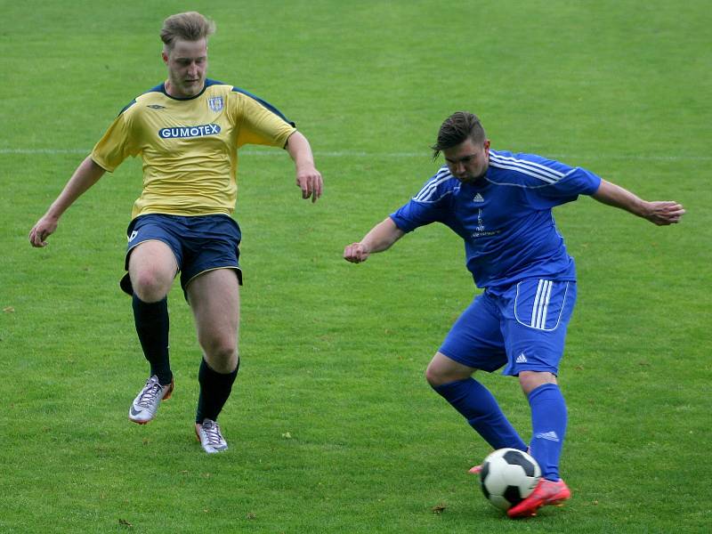 Fotbalisté Břeclavi (ve žlutém) pomýšleli proti Lednici alespoň na bod. V závěru o něj přišli.