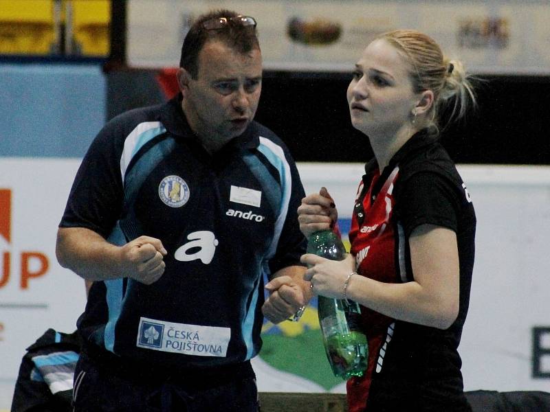 Břeclavské stolní tenistky byly nucené najít na finále proti Hodonínu místo malé herny azyl na zimním stadionu.