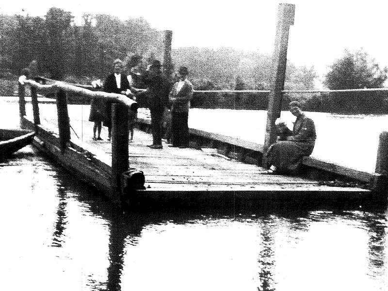 Při tragédii z 26. května 1936 se v řece Dyji na Břeclavsku utopilo jednatřicet školáků. Převážela je tato pramice. Snímek je z doby ještě před osudným výletem dětí.