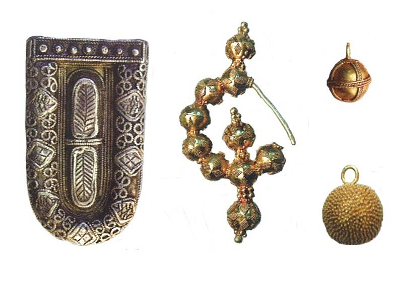 Příklady honosných šperků z prostředí velkomoravských hradisek (podle: Galuška 2004: Slované-Doteky předků. Brno).