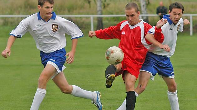 Zápas mezi tradičními rivaly rozhodly penalty. Největší šanci kostického Bezuckého (uprostřed) zlikvidoval brankář Uher.