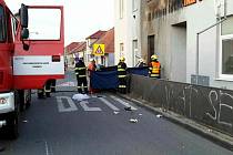 Tragická nehoda motorkáře v Kosticích na Břeclavsku. Naboural do budovy v centru obce.