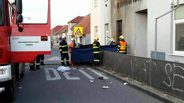 Tragická nehoda motorkáře v Kosticích na Břeclavsku. Naboural do budovy v centru obce.