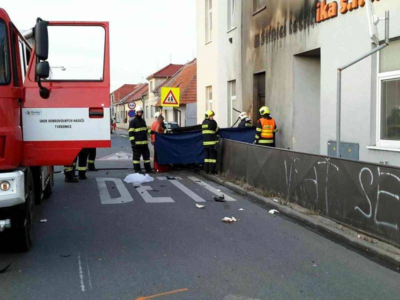 Tragická nehoda motorkáře v Kosticích na Břeclavsku. Naboural do budovy v centru obce.