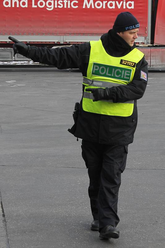 Policisté v pondělí kontrolovali na bývalém hraničním přechodu na dálnici D2 u Lanžhota kamiony přijíždějící z Rakouska. Hledali tam nelegální uprchlíky.