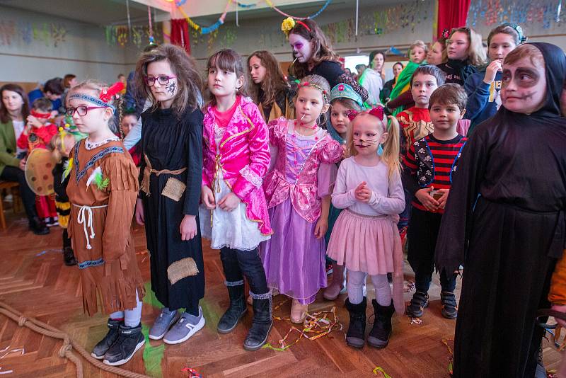 Děti z Charvátské Nové Vsi si v sokolovně užily maškarní karneval.