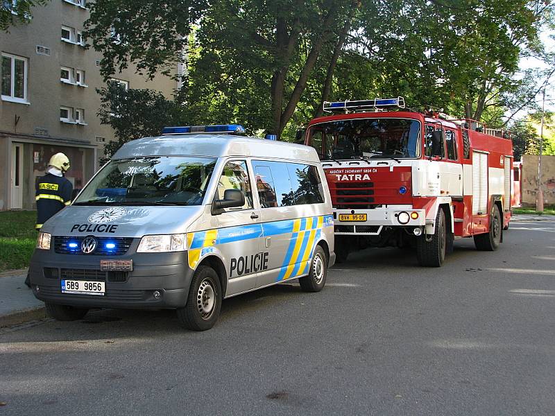 V místě nehody na křižovatce ulic Sladová, Fintajslova a Čermákova řídí policisté dopravu a hasiči zasypávají uniklé pohonné kapaliny sorbentem.