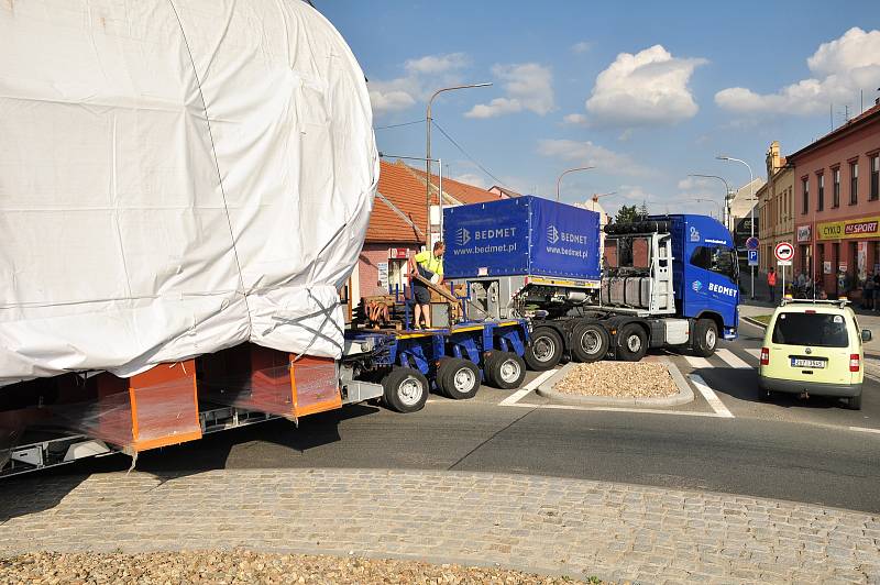 Obří transport míří z Třebíče do Hodonína k slovenským hranicím. Jede až do Velké Británie. Na snímku průjezd přes Pohořelice na Brněnsku.