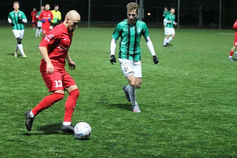 Fotbalisté Lanžhota (v červeném) podlehli 0:3 Skalici.