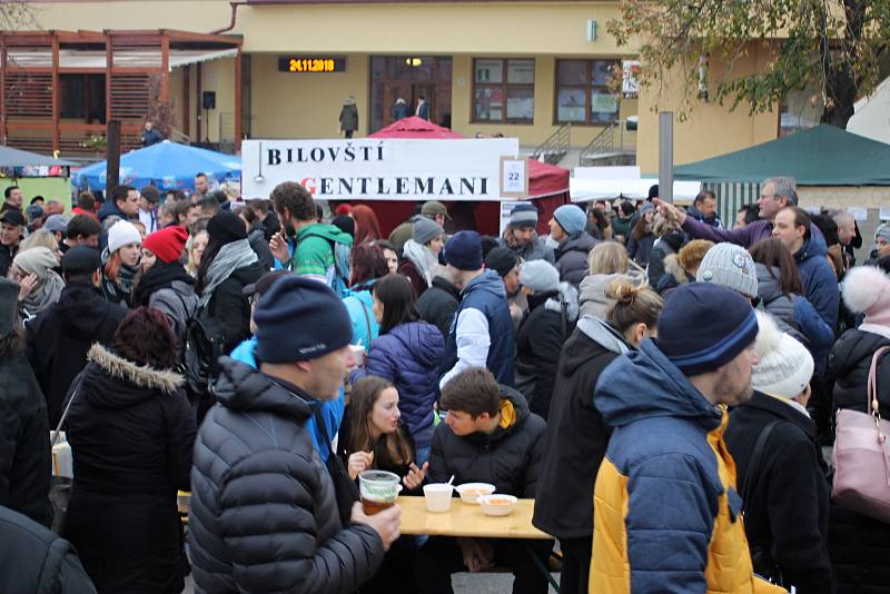 Soutěže ve vaření zelňačky se ve Velkých Bílovicích zúčastnilo téměř třicet týmů.