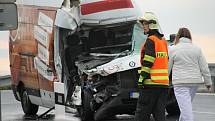 Při tragické nehodě kamionu a dodávky na sjezdu z dálnice D2 u Břeclavi zemřel muž.