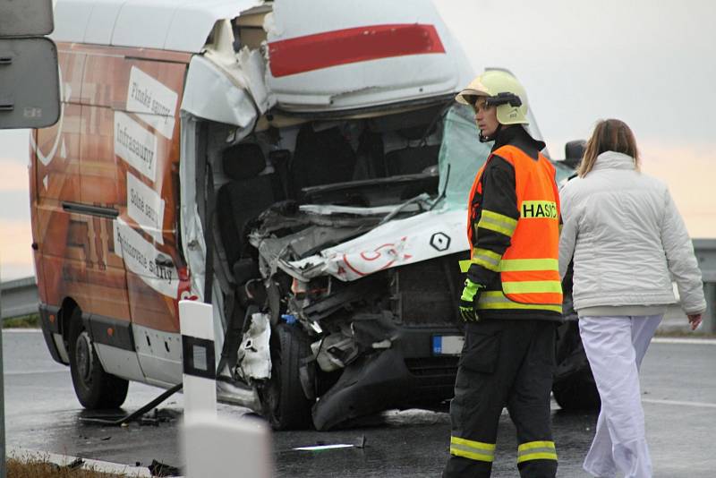 Při tragické nehodě kamionu a dodávky na sjezdu z dálnice D2 u Břeclavi zemřel muž.