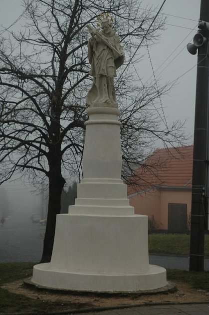 Obnovená socha svatého Jana Nepomuckého v Zaječí.