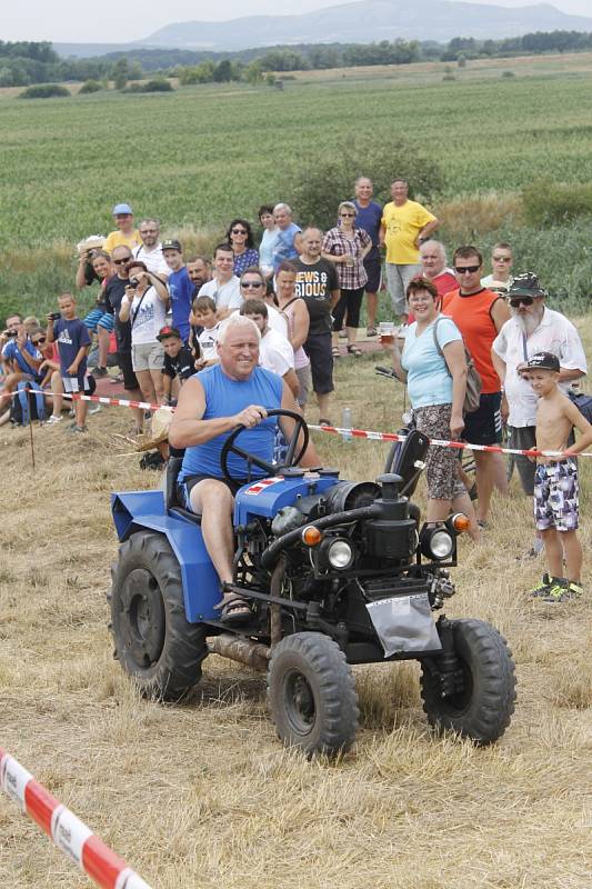 Podivín hostil závody traktorů. 