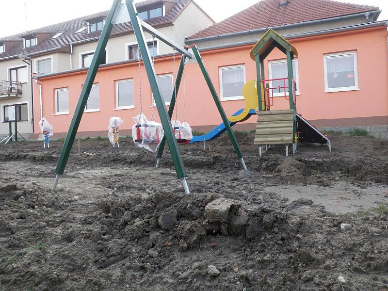 Takto vypadalo dětské hřiště v Bořeticích před dnem dětí.