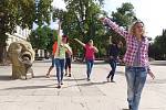 Roztančené video vznikalo na několika místech v Břeclavi. Lidé tančili v parku, u kostela, na nádraží či v domově důchodců.