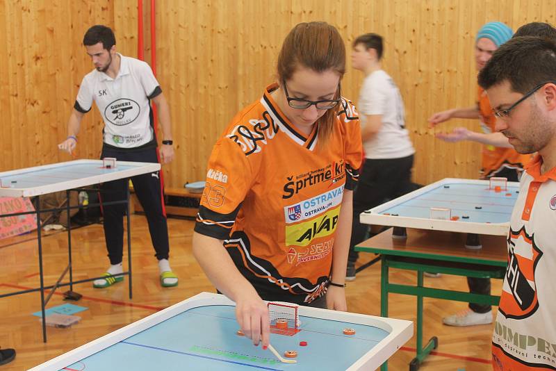 V Břeclavské základní škole ve Slovácké ulici se sešli milovníci stolního hokeje, aby mezi sebou poměřili síly na letošním ročníku Gunners Břeclav Cup ČP36.