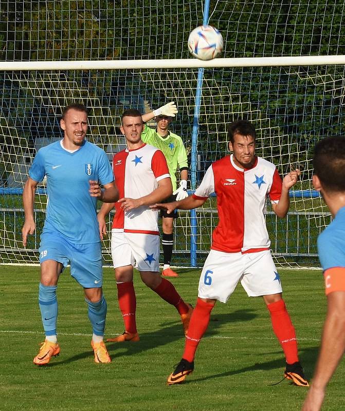 Fotbalisté Lednice (v modrém) podlehli Moravské Slavii Brno 1:2.