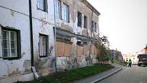 V centru Mikulova v úterý ráno spadla stěna staršího rohového domu, který je nyní v rekonstrukci. 