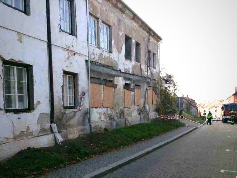 V centru Mikulova v úterý ráno spadla stěna staršího rohového domu, který je nyní v rekonstrukci. 