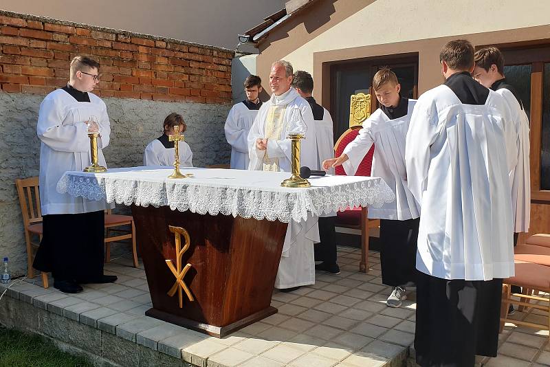 Tradiční nedělní mše se uskutečnila v Moravské Nové Vsi pod širým nebem. Kostel je poničený po tornádu.