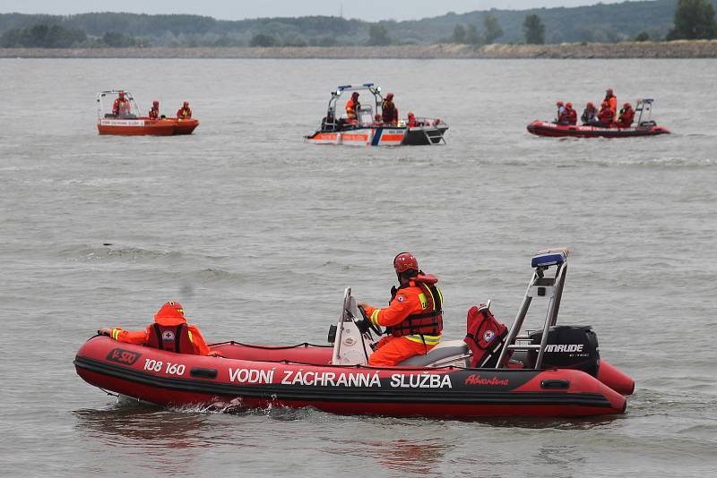 Cvičení Katamarán 2018. U přístaviště v Pavlově na Břeclavsku se dostala do problémů výletní loď. Záchranáři lovili z vody topící se lidi. Po jednom cestujícím pátrali policejní potápěči.