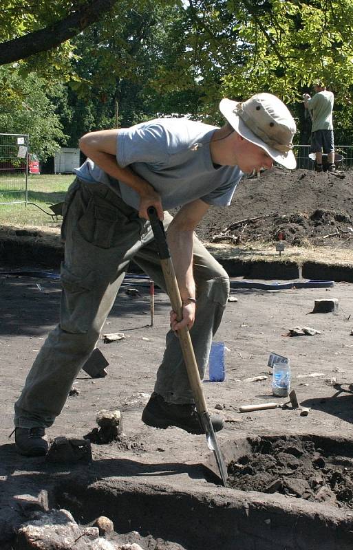 Archeologové objevili v roce 2008 na Pohansku jen pár desítek metrů od základny, kde dříve stál seník či malá stodola, zděnou stavbu. Již tehdy vše nasvědčovalo tomu, že se jedná o velkomoravský kostelík.