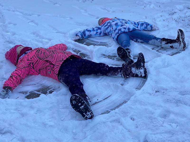 Hustopečští prvňáci si užili tělocvik ve sněhu. Foto: Vladimíra Mačková