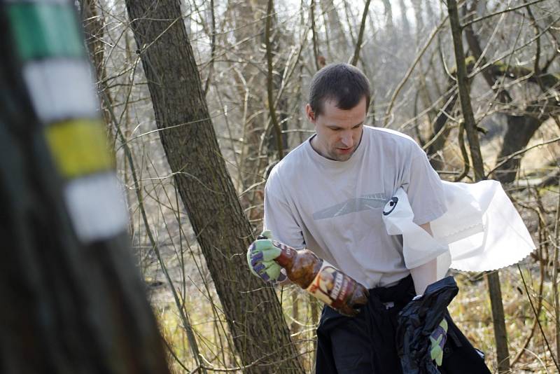 Dobrovolníci v sobotu uklízeli příměstskou krajinu v Břeclavi. Sešly se jich desítky. Na málo práce si lidé stěžovat nemohli. V přírodě našli bezpočet odhozených PET lahví, velkou pneumatiku a další odpadky.