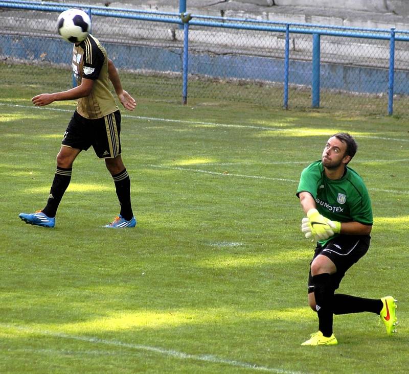 Břeclavští fotbalisté (v bílém) v první půli úspěšně vzdorovali druholigovému Znojmu. 