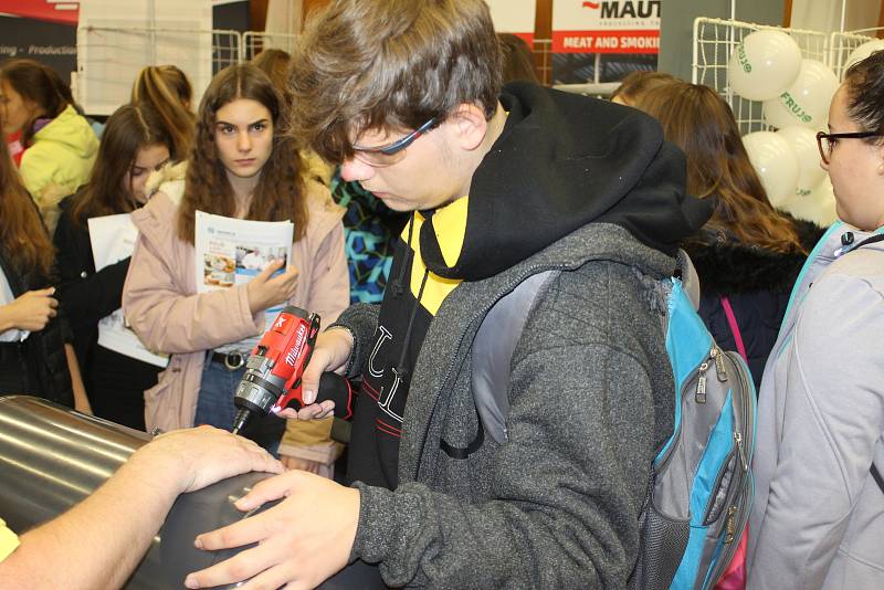 Břeclavský fortel ve čtvrtek navštívily stovky studentů ale i zájemci o práci.