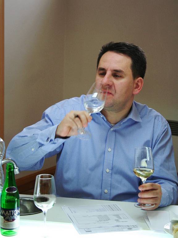 Zkušení degustátoři vybírají stovku nejlepších vzorků pro Salon vín České republiky.