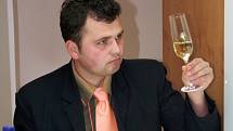 Zkušení degustátoři vybírají stovku nejlepších vzorků pro Salon vín České republiky.