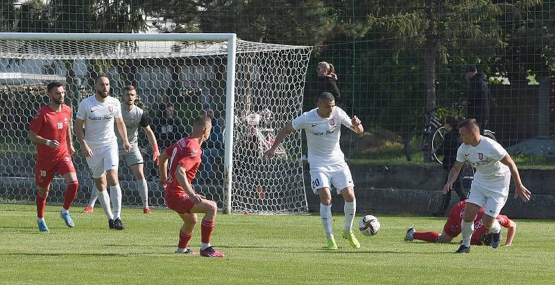 Fotbalisté Lanžhota (v bílém) remizovali se Startem Brno 1:1.