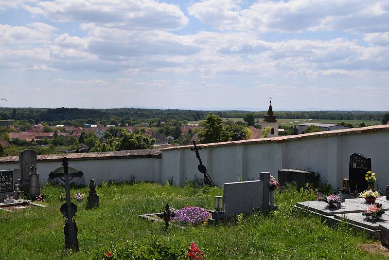 Pohled na Bulhary ze hřbitova