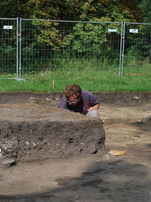 Na Pohansko zavítali členové mezinárodní archeologické obce.