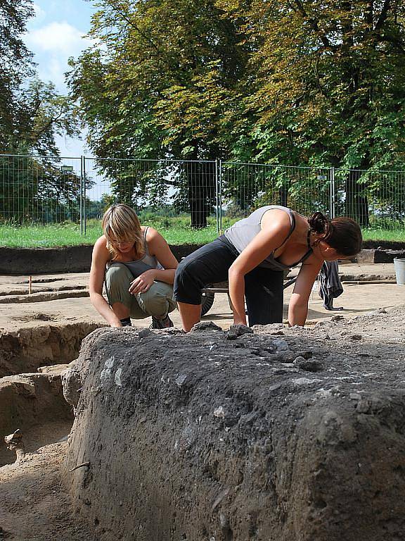 Na Pohansko zavítali členové mezinárodní archeologické obce.