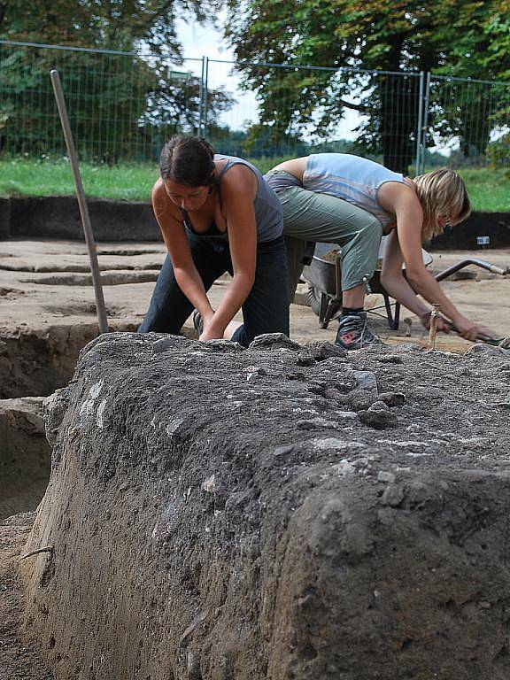 Na Pohansko zavítali členové mezinárodní archeologické obce.