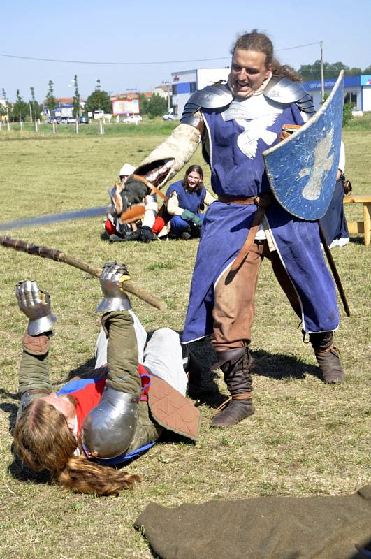 Šermířský spolek Ursi vyrazil na náročné putování kolem novomlýnských nádrží.