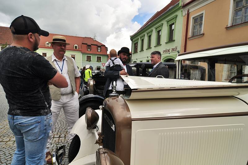 Jihem Moravy projel Pálavský Oldtimer. Předválečným veteránům mávali lidé především v Lednicko valtickém areálu.