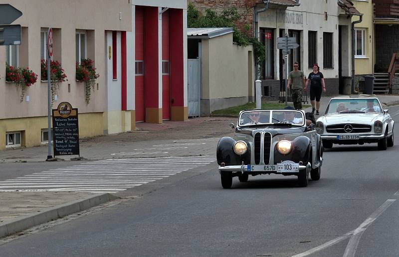 Účastníci tradiční jízdy historických automobilů 1000 mil československých projeli ve čtvrtek Lanžhotem.