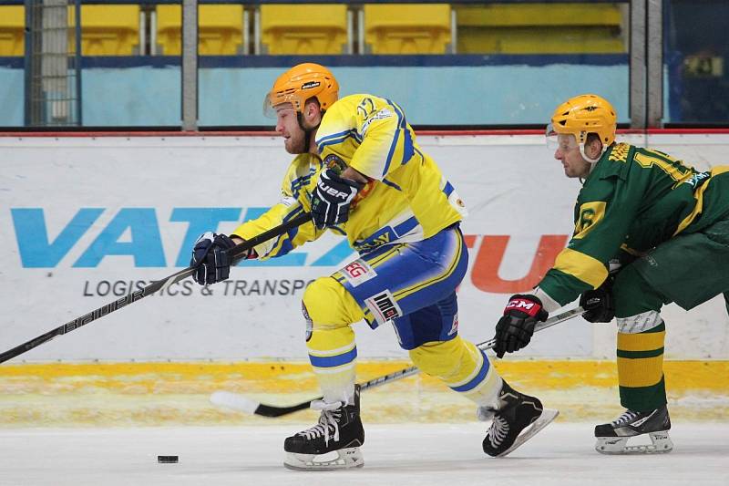 Břeclavští hokejisté (ve žlutém) doma podruhé nestačili na Vsetín.