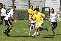 Fotbalisté Břeclavi (ve žlutém) porazili Bystřici nad Pernštejnem 1:0.